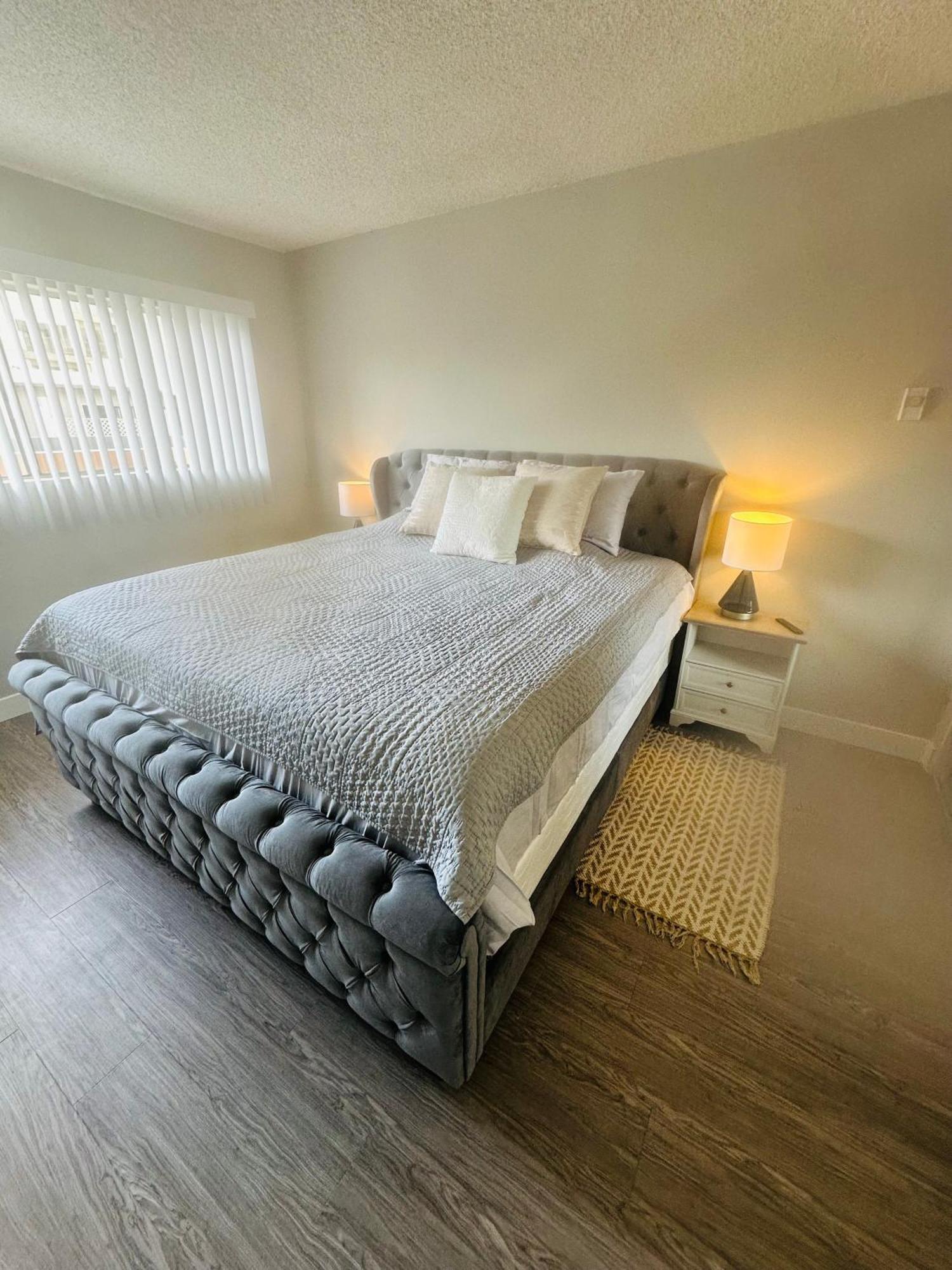 Beverly Luxe I 2bed 2bath I Pool I Jacuzzi I Gym I Parking Los Angeles