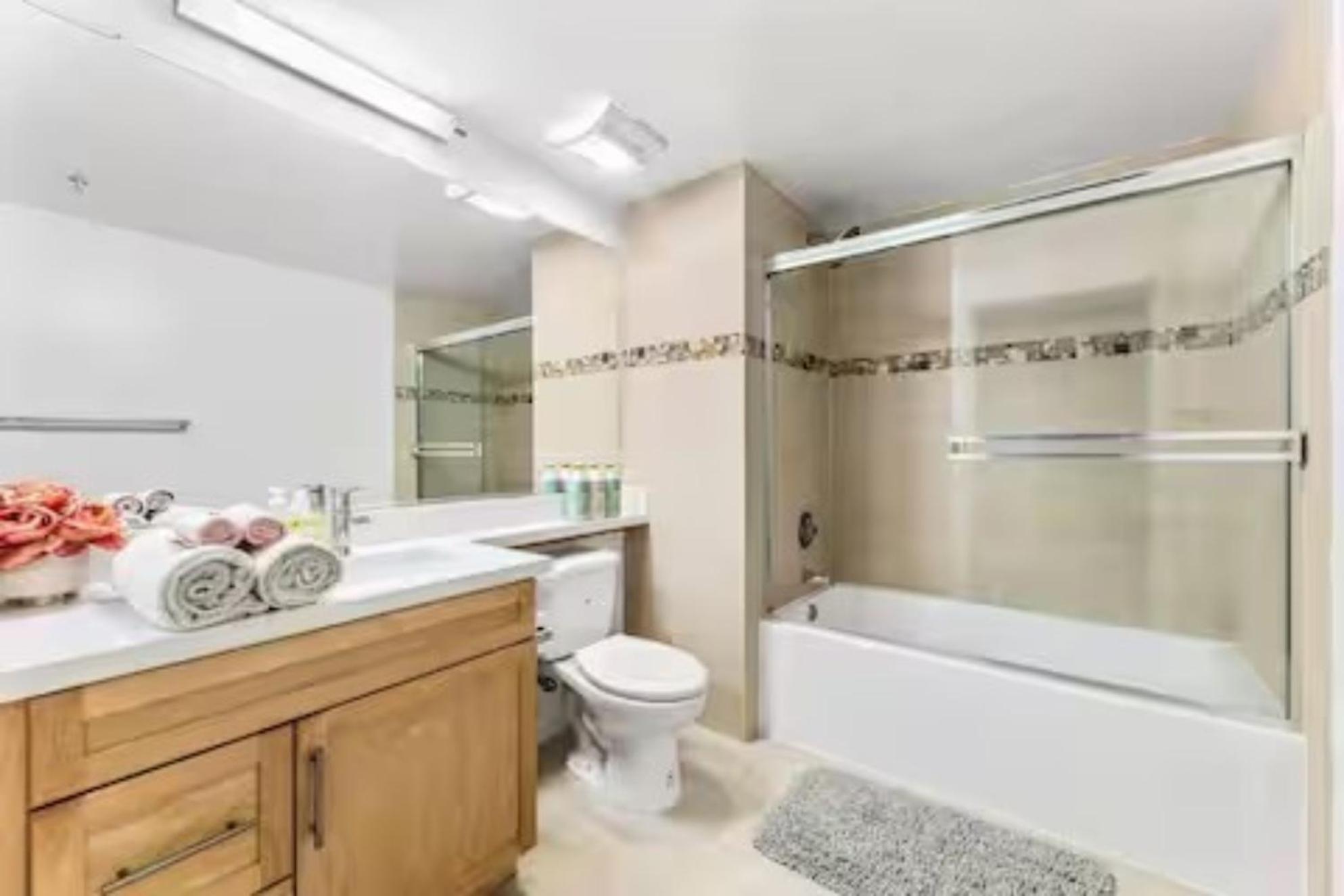 Beverly Luxe I 2bed 2bath I Pool I Jacuzzi I Gym I Parking Los Angeles