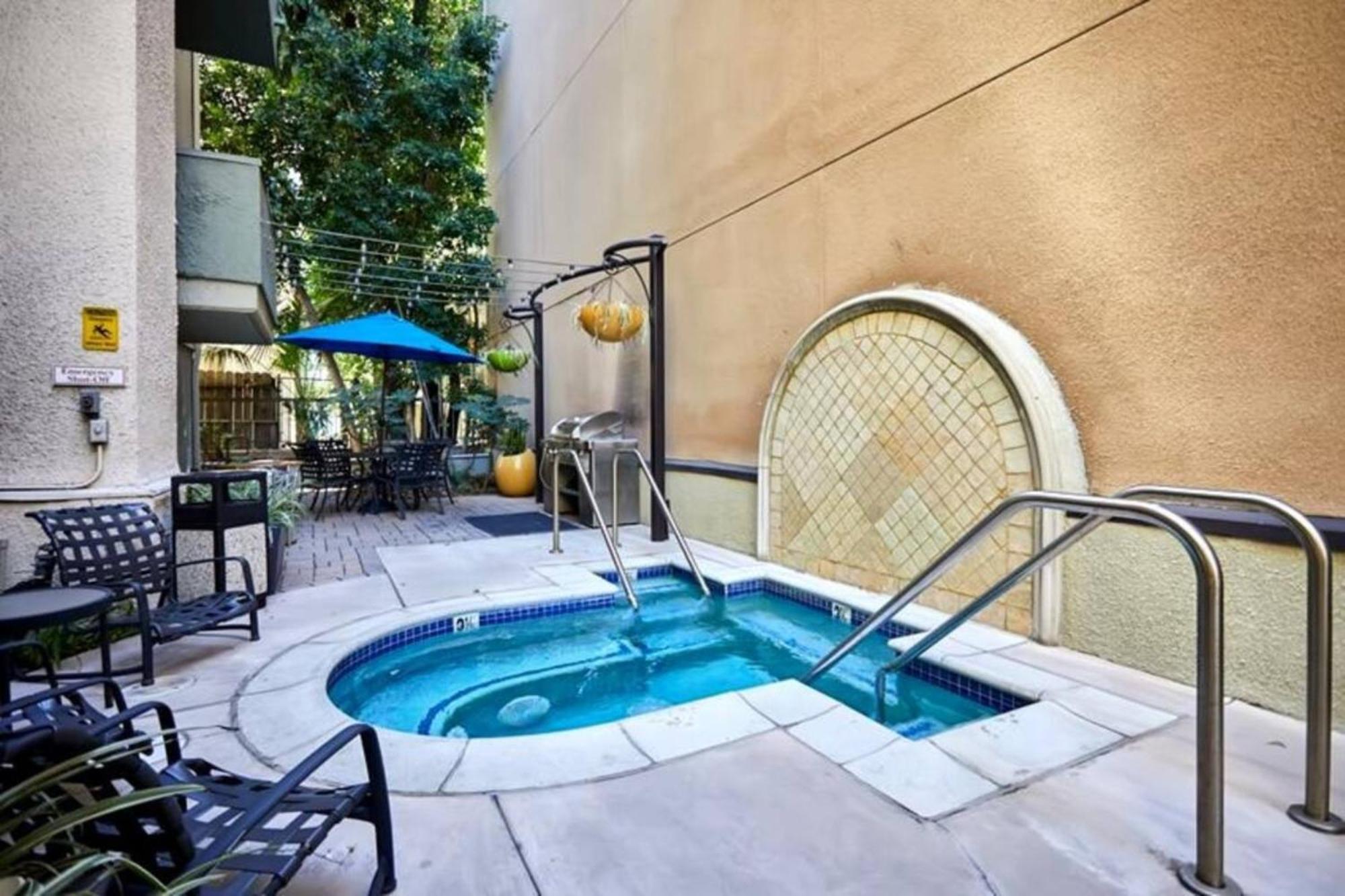 Beverly Luxe I 2bed 2bath I Pool I Jacuzzi I Gym I Parking Apartment