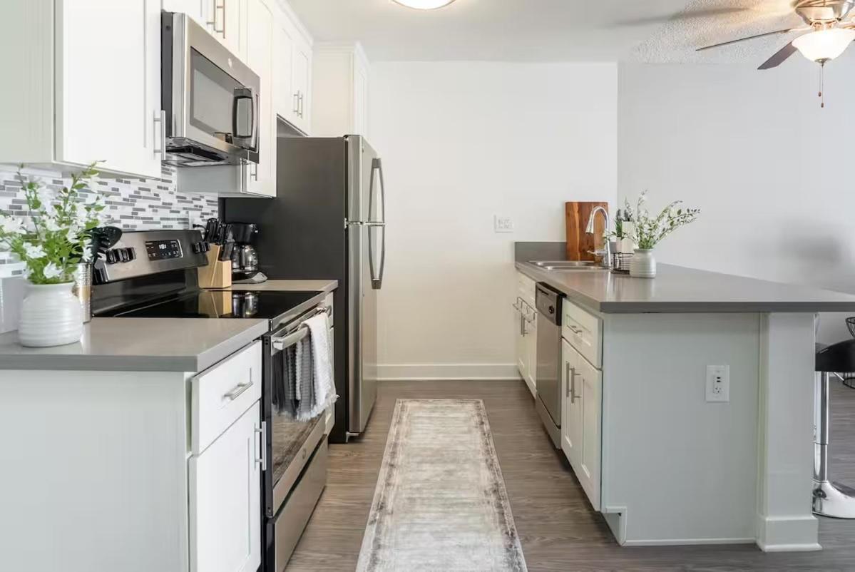 Beverly Luxe I 2bed 2bath I Pool I Jacuzzi I Gym I Parking Los Angeles