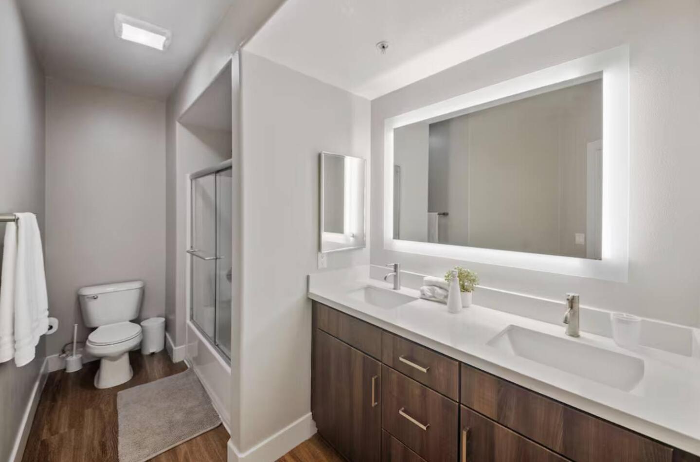 Beverly Luxe I 2bed 2bath I Pool I Jacuzzi I Gym I Parking * Los Angeles